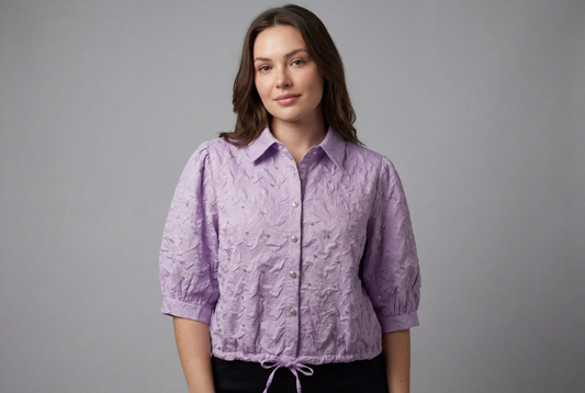 بلوزة تفاصيل ناعمة