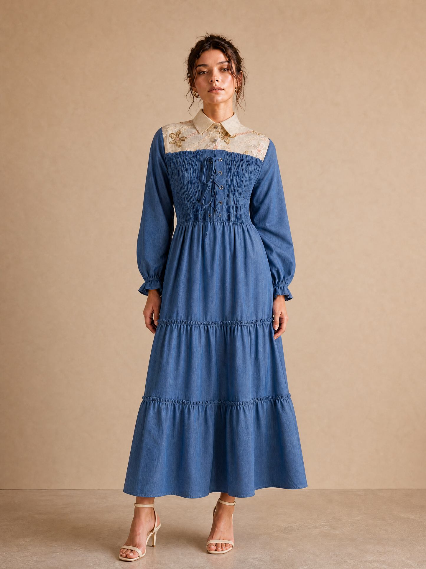 فستان دنيم أزرق غامق طويل بتفاصيل تطريز وسموك