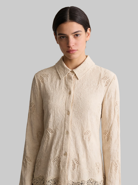 قميص نسائي دانتيل بتفاصيل مفرغة