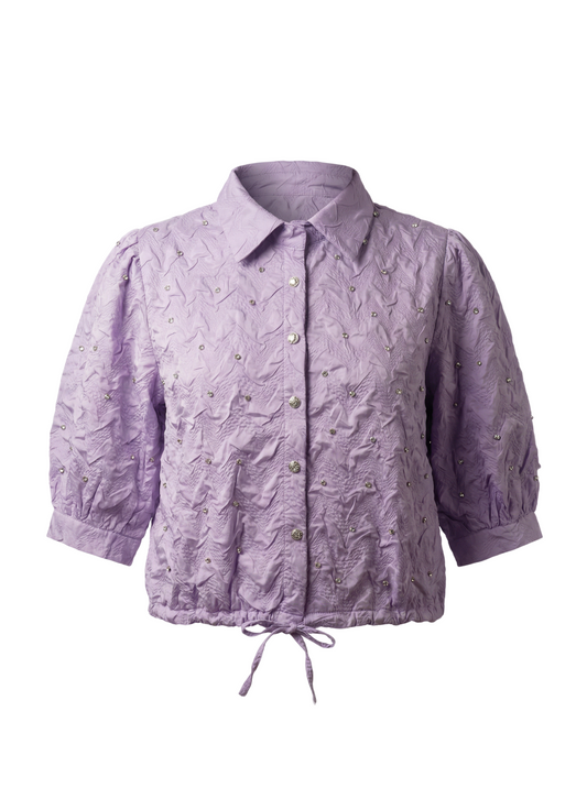 بلوزة تفاصيل ناعمة